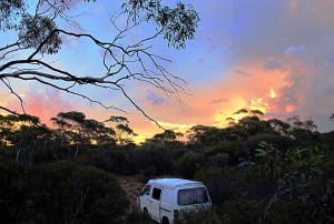 Ein Sonnenuntergang im australischen Outback - es gibt noch perfekte Momente auf dieser Weltreise und in Australien