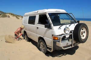 Mit dem Backpacker Van im Sand stecken geblieben