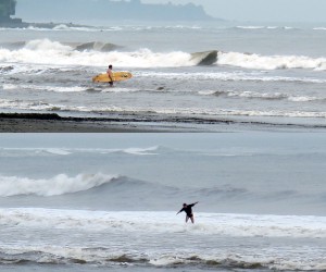 Auf Bali Wellenreiten Surfen