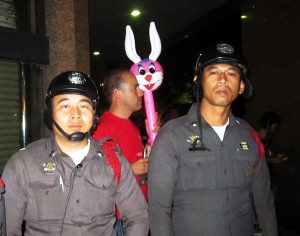 Mr. Rabbit und seine Fans in Bangkok