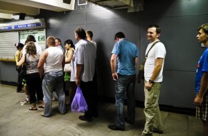 Schlangestehen in der Metro in Moskau