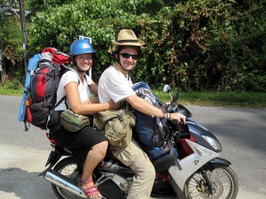 Mit dem Roller auf der Insel Ko Chang unterwegs. Mehr im Weltreise Blog!